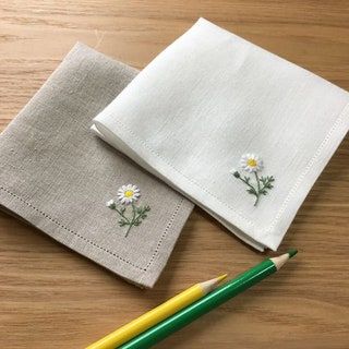 EmbroideryGiftsVN - Etsy Hand Embroidered Handkerchief, Handkerchief Embroidery, Embroidery Napkins, Broderie Simple, Daisy Embroidery, Embroidery Stitches Beginner, Diy Broderie, Simple Embroidery Designs, Diy Embroidery Designs