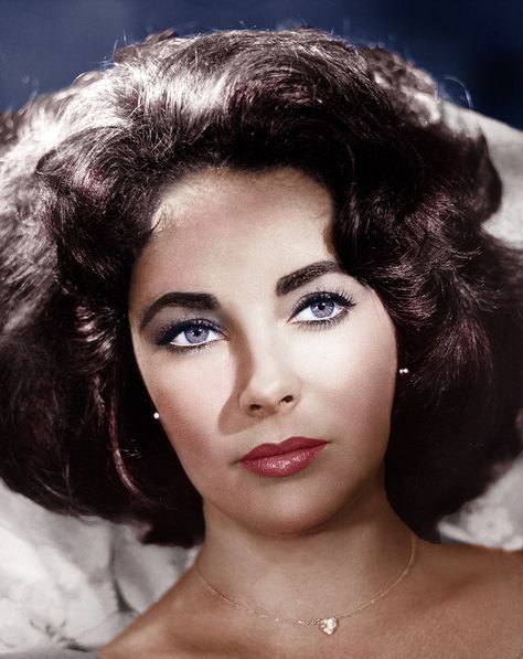 This British – American actress received many awards for her acting, but that’s… Elizabeth Taylor Eyes, Edward Wilding, Violet Eyes, Hollywood Icons, Actrices Hollywood, Mary Elizabeth, Foto Vintage, Purple Eyes, Elizabeth Taylor