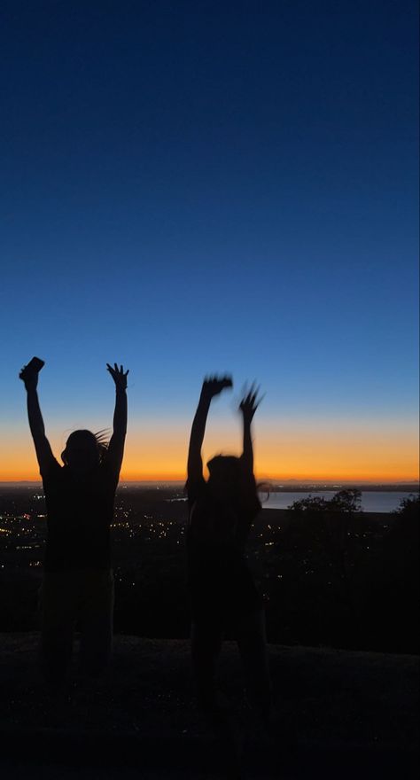 #sunset #aesthetic #bestfriendgoals Bsf Stuff, 3 Bffs, Sunset Girl, Girl Friendship, Best Friends Aesthetic, Sunset Aesthetic, Best Friend Goals, Magical Places, Best Friends Photos