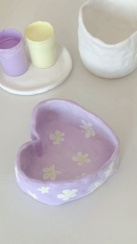 Aesthetic Clay Bowl, Clay Bowl Ideas Aesthetic, Trinket Tray Clay, Easy Clay Sculptures, Ceramic Pinch Pots, Ceramic Cafe, Diy Pottery Painting, Tanah Liat, Pottery Painting Designs