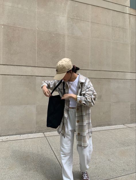 Matching white set with plaid coat White Sweats Outfit, Trendy Sweatpants Outfit, Ways To Style Sweatpants, White Sweatpants Outfit, Chic Sweatpants Outfit, Trendy Sweatpants, Matching Sweat Set, Sweatpants Outfit Ideas, Minimalist Wardrobe Capsule