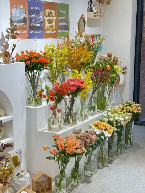 flower store design inspiration Flower Store Design, Vw Flower, Florist Shop Interior, Flower Shop Display, Flower Shop Interiors, Floral Design Business, Flower Shop Decor, Flower Cafe, Flower Shop Design