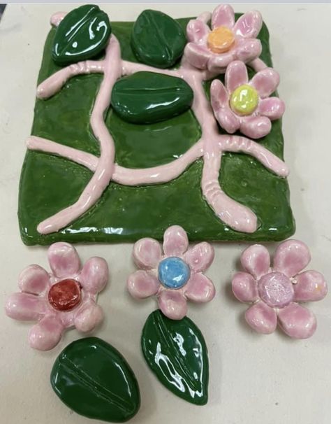 School Pottery Projects, Slap Clay Ideas, Ceramic Project Ideas High School, Clay Tiktaktoe Board, Kids Ceramics Projects, Ceramic Tic Tac Toe, Simple Clay Projects, Clay Tic Tac Toe Board, Beginner Clay Projects