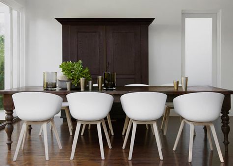 Antique Table Modern Chairs, Antique Kitchen Table, Wood Table Modern, Dining Room Decor Traditional, Dark Wood Table, Dining Interior, White Chairs, Antique Dining Tables, Esstisch Modern