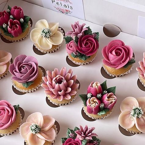 Mini Cupcakes Flowers, Wild Flower Wedding Cupcakes, Floral Mini Cake, Mini Cupcake Flowers, Mini Flower Cupcakes, Mini Floral Cupcakes, Wild Flower Cupcakes, Flower Cupcakes Bouquet, Mini Cupcakes Decorating