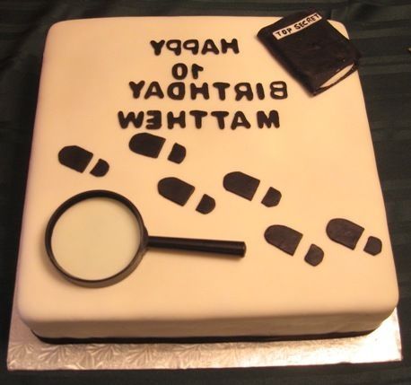 Secret Agent Cake  Chocolate cake 14'.  Fondant decorations with a real magnify glass. Detective Party Food Ideas, Mystery Cake Birthday, Detective Cake Ideas, Detective Birthday Cake, Clue Cake, Detective Cake, Sherlock Cake, Spy Kids Party, Spy Cake