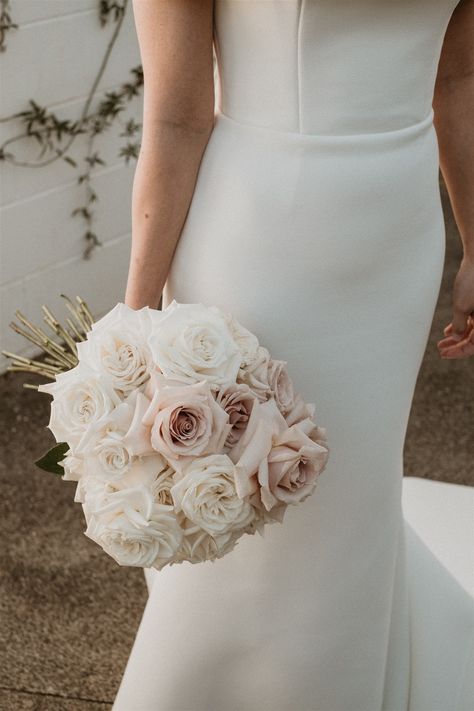 Cream Wedding Bouquet, Ivory Rose Bouquet, White Rose Wedding Bouquet, Small Wedding Bouquets, Rose Gold Wedding Decor, Simple Wedding Bouquets, Bridal Party Bouquets, White Roses Wedding, Rose Bridal Bouquet