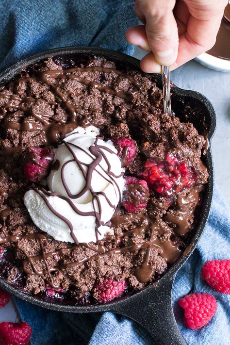 This raspberry chocolate crumble is super easy to make, paleo, vegan, and can be served right out of the skillet! Gluten free, refined sugar free. Chocolate Crumble Recipe, Paleo Running Momma, Chocolate Crumble, Almond Butter Brownies, Chocolate And Coconut, Raspberry Muffins, Sweet Potato And Apple, Raspberry Chocolate, Paleo Sweets