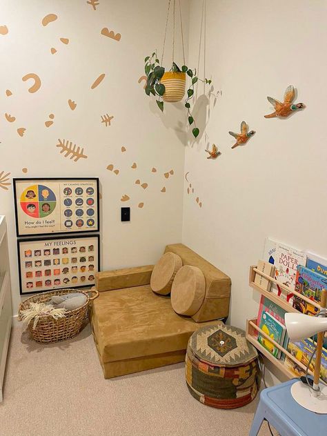 Montessori Peace Corner Ideas, Peace Corner Montessori, At Home Calm Down Corner, Calming Corner Bedroom, Montessori Calm Down Corner, Kids Quiet Corner, Toddler Calming Corner, Sensory Area In Classroom, Time In Corner