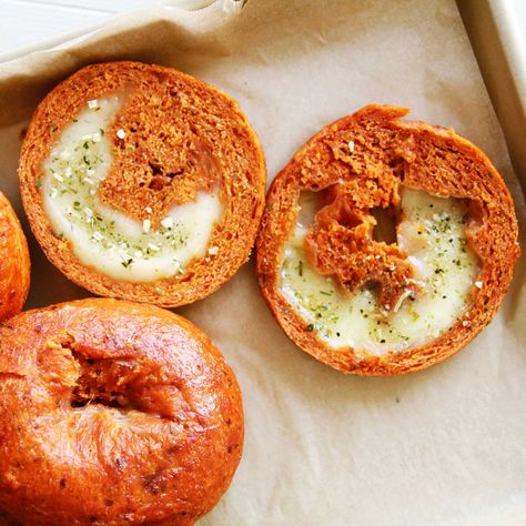 Unique Bagel Flavors, Bagel Flavors, Bagel Recipes, Asian Side Dishes, Danish Dough, Pizza Bagels, Vegan Mozzarella, Pizza Flavors, Tomato Mozzarella