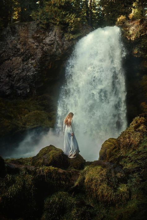 Conceptual Art Photography, Oregon Landscape, Photography Inspiration Nature, Waterfall Photo, Fantasy Magic, Travel Photography Tips, Waterfall Photography, Fantasy Photography, Travel Photography Inspiration