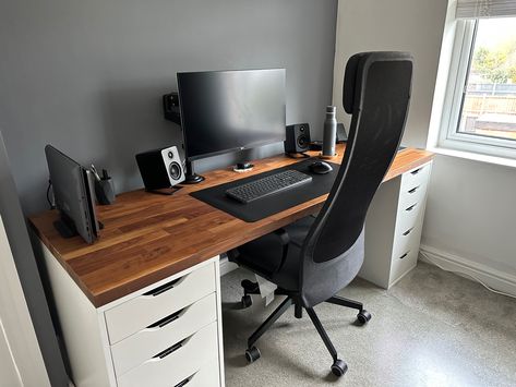 Awesome desk setup. Clean and minimal. Black White And Wood Desk Setup, White And Wood Gaming Setup, White And Walnut Desk Setup, Black Desk Setup Aesthetic, White And Wood Desk Setup, Black Modern Desk Setup, Black Wood Desk Setup, Matte Black Desk Setup, Pc Desk Setup Minimal