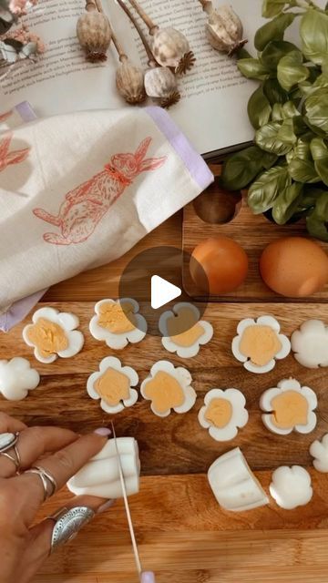 Michaela Haban | Bohème aesthetic | Fashion | Creativity on Instagram: "Easter eggs 🥚 in a flower shape🌼 for a beautiful eye catcher on your next Easter brunch table.  #easterbrunch #beautyyouseek ##livemoremagic #seeksimplicity #eatpretty #foodstylist #aestheticfood #foodflatlay #beautifulfood #makeitdelicious #storyofmytable #edibleflowers #foodforthesoul #eastertime #foodart" Easter Brunch Table, Food Flatlay, Eat Pretty, Brunch Table, Fancy Food, Beautiful Eye, Easter Time, Easter Brunch, Deviled Eggs