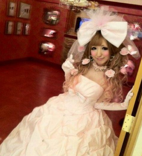 Gyaru gal wedding Gyaru Tutorial, Gyaru Wedding, Teuta Matoshi Gown, Hime Gyaru, Fashion Japanese, Gyaru Fashion, Prom Looks, Japanese Street Fashion, J Fashion