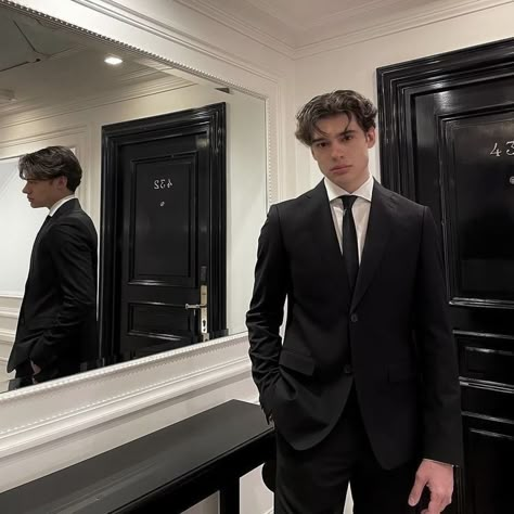 Boys Old Money Style, Prom Outfits For Guys, Aesthetic Vintage Outfits, Black Suit Men, Italian Boys, British Boys, Aesthetic Boys, Prom Suits, British Men