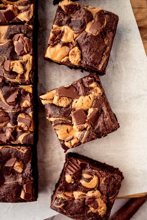 Fudgy brownies with creamy peanut butter and peanut butter cups swirled throughout. Peanut Butter Brownie Bars, Peanut Butter Cookie Brownies, Peanut Butter Drizzle Recipe, Peanut Butter Cup Brownies, Ultimate Brownies, Brownie Cups, Swirl Brownies, Peanut Butter Brownies, Peanut Butter Cup