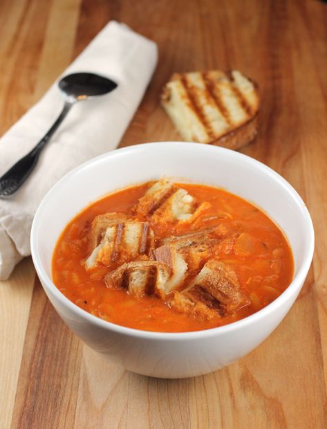 Ina Garten's fabulous (and super easy) tomato soup with cute little grilled cheese croutons. Sandwiches Ideas, Tomato Soup Grilled Cheese, Best Ina Garten Recipes, Croutons Recipe, Barefoot Contessa Recipes, Grilled Cheese Croutons, Cheese Croutons, Tomato Soup Easy, Ina Garten Recipes