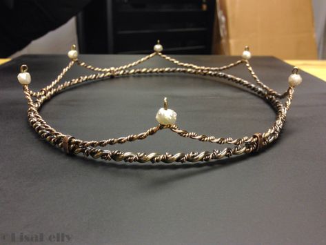 Bronze twisted wire Baronial circlet | With wonderfully knob… | Flickr Diy Tiara, Wire Crown, Diy Crown, Head Pieces, Diy Wire Jewelry, Twisted Wire, Royal Jewels, Handmade Wire Jewelry, Natural Beauty Tips