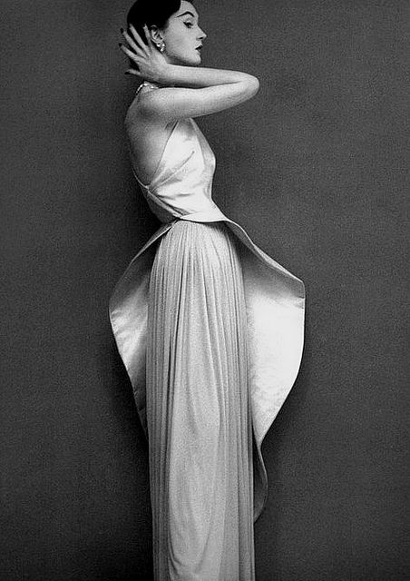 Richard Avedon: Dovima, gown by Madame Grès,  1950. Fashion 60s, Madame Gres, Jerry Hall, Jean Shrimpton, Mode Retro, Flot Makeup, Glamour Vintage, Cecil Beaton, Richard Avedon