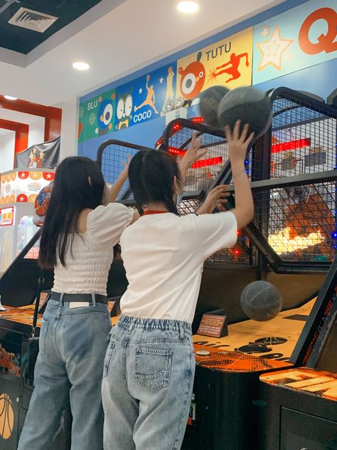 IG: mikalangaa | Every Instagrammer should have aesthetic pictures to keep their Instagram looking consistent and pleasing | Arcade basketball shot. Classmates Aesthetic, Basketball Shot, Hangout Outfit, Bff Photos, Aesthetic Shots, Game Center, Basketball Shooting, Stylish Fall Outfits, Instagrammer