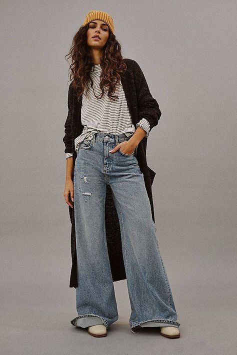 High Rise Wide Leg Jeans Outfit, Wide Leg Jeans Winter, Wide Jeans Outfit, How To Wear Wide Leg Jeans, Styling Wide Leg Jeans, Wide Leg Jeans Outfits, Wide Leg Outfit, Style Wide Leg Jeans, Popular Jeans