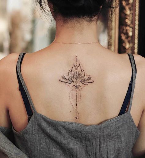 Middle Of Back Tattoo, Back Tattoo Women Spine, Upper Back Tattoos, Girl Back Tattoos, Circle Tattoos, Beautiful Flower Tattoos, Spine Tattoos For Women, Tattoos For Black Skin, Geniale Tattoos