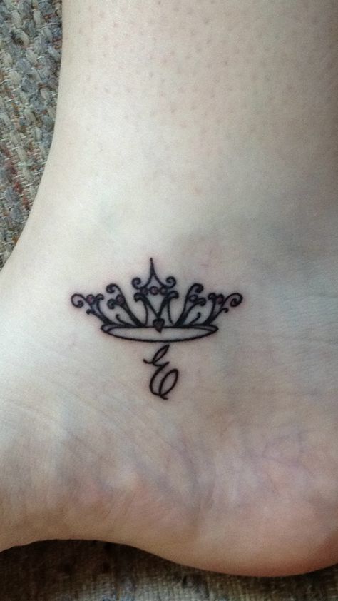 Princess Tiara Tattoo, Princess Crown Tattoos, Tato Nama, Tiara Tattoo, Small Crown Tattoo, Crown Tattoo Design, Princess Tattoo, Crown Tattoo, Tattoos For Daughters