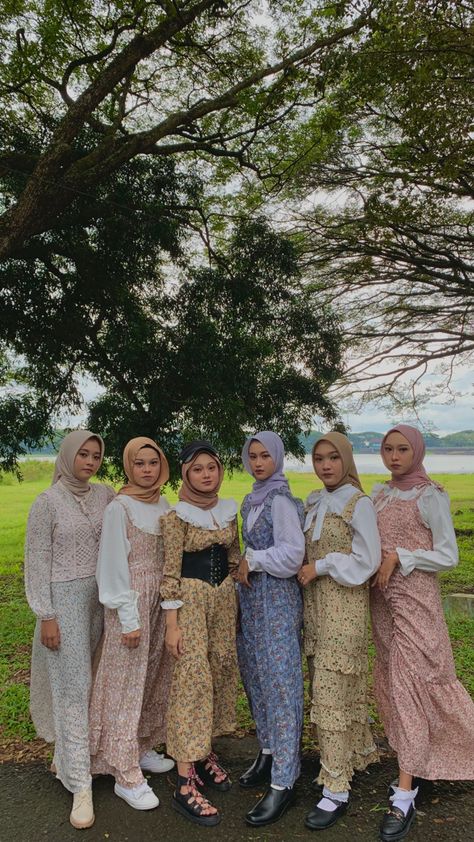 Cottagecore Yearbook, Garden Party Outfit Dresses, Yacht Party Outfit, Vintage Hijab, Outfit Hijab Simple, Ootd Korean Style, Garden Party Outfit, 90s Fashion Outfits Hip Hop Party, Dresses Hijab