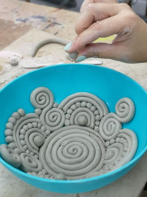 Creative Coil Pottery, Things To Make Out Of Air Dry Clay Sculptures & Statues, Unique Plant Pot Ideas, Air Dry Clay Pots Diy, Clay Art Beginners, Pottery That Sells, Pottery Beginner Projects, Low Fire Clay Projects, Cute Coil Pots