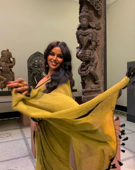 south indian woman draped in a cotton saree roaming london city Tamil Outfits, Brown Stuff, Saree Pictures, South Asian Aesthetic, Camera Aesthetic, Eid Outfit, South Indian Sarees, Saree Poses, Desi Fashion Casual