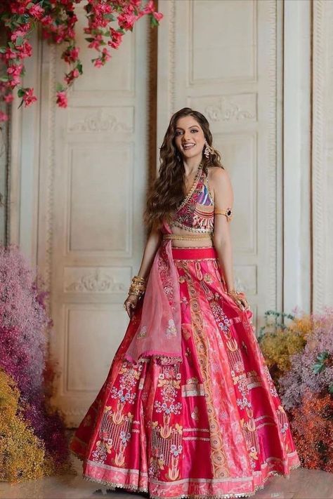 Bride Sucheetah's Mehendi lehenga is a burst of vibrant elegance, giving off those boho-chic vibes that steal the show! Have you ever dreamed of your Mehndi to be a colorful, boisterous affair? Well, you don't always need an OTT decor to spread that vivaciousness & quirk, when your attire can do the magic. Why dress basic even if it is an intimate, low-key celebration? Mehndi Dress Design, Mehendi Outfit Ideas, Simple Mehndi Dresses, Mehndi Dress For Bride, Mehendi Lehenga, Dress Design Ideas, Bridal Mehndi Dresses, Mehendi Outfit, Gold Lehenga