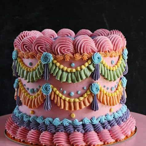 Cake With Rainbow, Fudgy Chocolate Cake, Victorian Cakes, Bolo Vintage, Vintage Birthday Cakes, Fake Cake, Nice Weekend, Fashion Cakes, Colorful Cakes