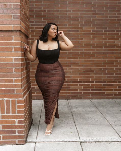 Denise Mercedes, Women's Wardrobe Essentials, Curvy Fashionista, Top And Skirt, Wardrobe Basics, Women's Wardrobe, Awards Ceremony, Curvy Fashion, Date Night Outfit