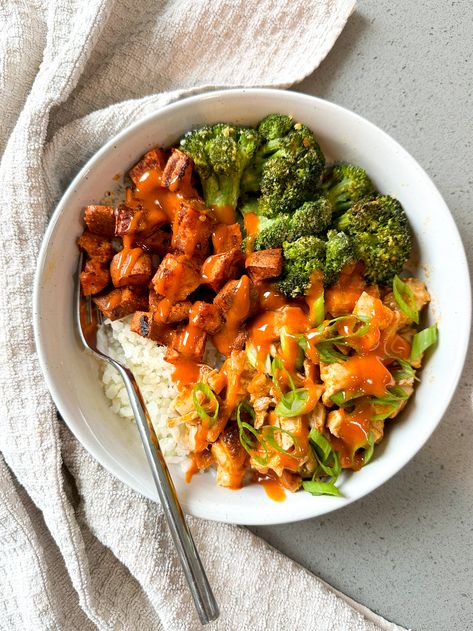 BUFFALO CHICKEN BOWLS WITH ROASTED SWEET POTATOES & BROCCOLI Roasted Sweet Potatoes And Broccoli, Buffalo Chicken Bowls, Sweet Potatoes Broccoli, Rosemary Chicken Thighs, Lemon Basil Chicken, Potatoes Broccoli, Bowls Recipes, Sauces Recipes, Crispy Chicken Thighs