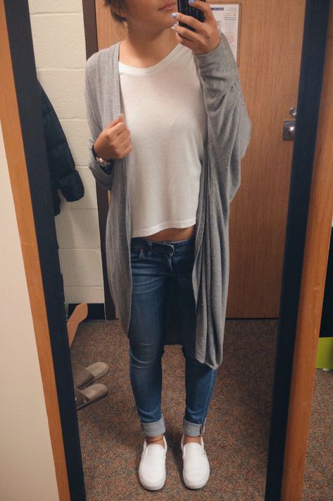 outfit white t shirt jeans blue white vans slip on shoes long gray cardigan style ideas-very nice. Slip On Vans Outfit, Vans With Jeans, White Vans Outfit, Slip On Outfit, Long Gray Cardigan, Outfits With Grey Cardigan, White Slip On Vans, How To Wear Vans, Long Grey Cardigan