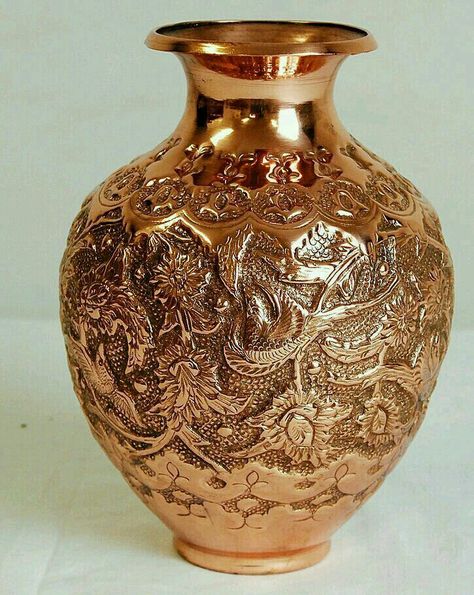 Gold vase Vases Ideas, Vase Rose, Vase Deco, Copper Vase, Copper Decor, Color Cobre, Copper Kettle, Bright Copper, Copper Art