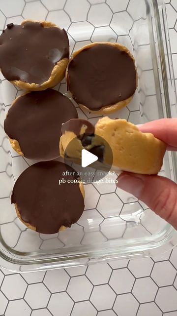 Alyssa Coady on Instagram: "Peanut butter cookie dough bites.. they’re so good, you need to try them 🤤 These bites are high in protein, chocolate and peanut butter.. everything you want in a grab and go snack! In a bowl, mix: 1/2 cup peanut butter @99th_monkey 1 scoop (30g) vanilla protein powder 3 tablespoons honey Then, fold in: 1/4 cup dark choc chips Divide the cookie dough evenly between a muffin pan, makes 6 In a separate bowl, mix: 1/2 cup dark chocolate chips or melts 2 teaspoons Peanut Butter Cookie Dough Bites, Fridge Chocolate, Protein Cookie Dough Bites, Protein Peanut Butter Cups, Butter Cookie Dough, Protein Cookie Dough, Peanut Butter Bites, Peanut Butter Snacks, Protein Chocolate