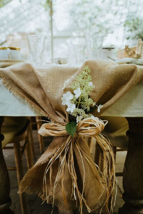 Table Champetre, Burlap Wedding Ideas, Woodland Wedding Centerpieces, Bright Wedding Bouquet, Hessian Wedding, Hessian Table Runner, Wedding Arch Rustic, Rustic Wedding Reception, Rustic Wedding Table