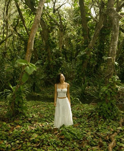 Nature Photoshoot Outfits, Dreamy Forest Photoshoot, Tree Photoshoot Ideas, Outdoor Shoot Ideas, Forest Photoshoot Ideas, Latina Photoshoot, Woods Photoshoot, Forest Photoshoot, Cute Senior Pictures