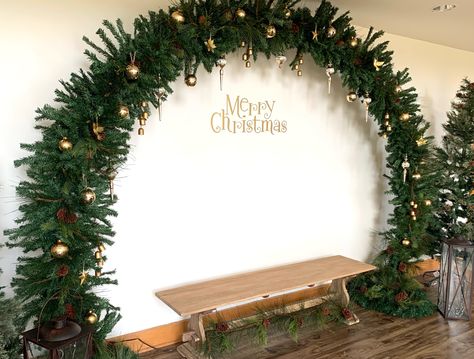 Diy Giant Wreath Photo Prop, Grand Christmas Decor, Christmas Decor For Large Spaces, Diy Christmas Picture Backdrop Ideas, Extra Large Christmas Wreaths, Christmas Photo Background Ideas, Large Christmas Displays, Christmas Arch Backdrop, Christmas Church Photo Backdrop