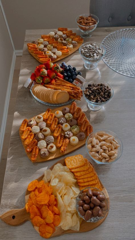 Snacks Board Ideas, Food For Class Party, Snacks Platter Ideas, Food Platters Presentation, Birthday Food Ideas For Adults, Food Platter Ideas, Quick Party Snacks, Amazing Food Platters, Food Set Up