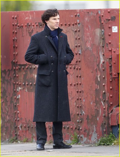 Benedict Cumberbatch Films Running Scene for 'Sherlock' Black Trench Coat Men, Sherlock Coat, Long Black Trench Coat, Deerstalker Hat, Community Homes, Jogging Pants Men, Wool Jacket Men, Sherlock Cast, Overcoat Men