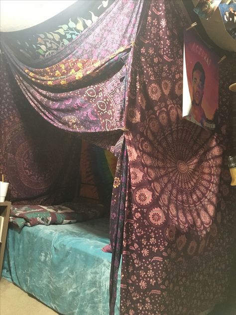 Bed Canopy Tapestry, Canopy Bed With Tapestry, Tapestry Around Bed, Tapestry Ceiling Aesthetic, Tapestry Hanging From Ceiling, Cool Tapestry Ideas, Tapestry Canopy Bed, Planets Bedroom, Tapestry Canopy