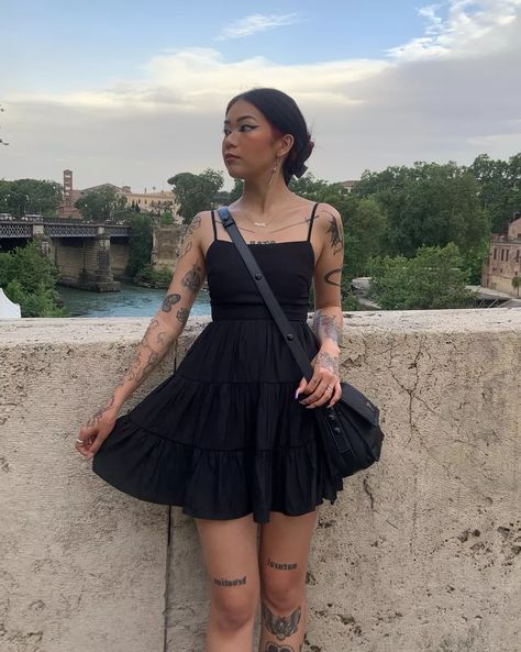 Black Mini Babydoll Dress, Babydoll Dress Outfit Grunge, Black Mini Sundress, Black Summer Dress Short, Sundress And Tattoos, Black Summer Outfits 2023, Short Dresses Flowy, Black Dress Streetwear, Cute Styles Outfits Summer