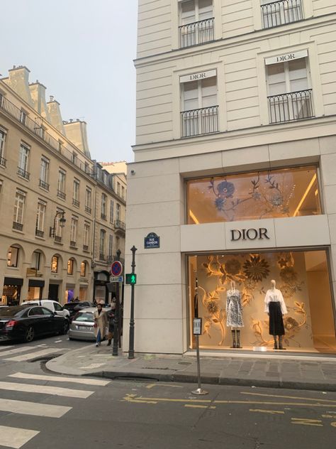 picture of a beautiful dior shop in paris Paris Store Fronts, Luxurious Gym, Bloxburg Town, Shop In Paris, Dior Shop, Paris Store, Travel Vibes, City Layout, Jazz Bar