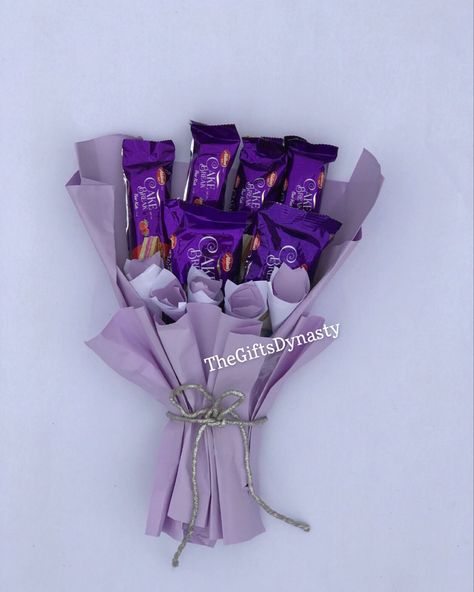 Mini Chocolate Bouquet Tutorial, Candy Boquets Mini, Buket Snack Mini, Treats Bouquet, Mini Chocolate Bouquet, Snack Bucket, Bucket Ideas, Custom Wedding Decor, Bouquet Tutorial