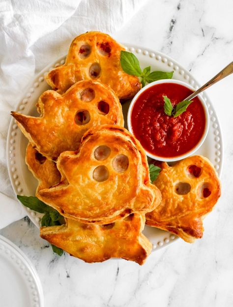 Puff Pastry Pizza Ghost - My Messy Kitchen Puff Pastry Halloween, Pizza Puff Pastry, Pizza Ghost, Puff Pastry Pizza, Pastry Pizza, Breakfast Cupcakes, Pizza Pastry, Cheese Puff, Messy Kitchen