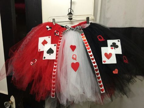 Pin em Party Porta Halloween, Queen Of Hearts Halloween Costume, Halloween Alice In Wonderland, Queen Of Hearts Halloween, Kostum Halloween, Alice In Wonderland Tea Party Birthday, Heart Costume, Queen Of Hearts Costume, Book Day Costumes