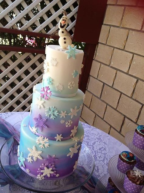 Purple And Blue Frozen Cake, Purple Frozen Cake, Frozen Torte, Frozen Cake Designs, Elsa Frozen Party, Pastel Frozen, Frozen Themed Birthday Cake, Elsa Cakes, Penguin Birthday