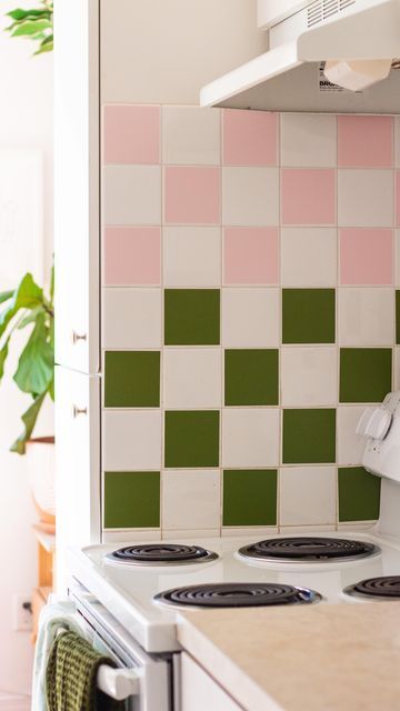 Annika on Instagram: "Renter-friendly tile DIY 💕 #diy" Kitchen Backsplash Renter Friendly, Renting Room Ideas, Small Kitchen Renter Friendly, Renter Friendly Kitchen Storage, Kitchen Diy Rental Friendly, Kitchen Makeover Rental Friendly, Diy Apartment Ideas Renting, Removable Tiles For Renters, Renter Friendly Fridge Makeover